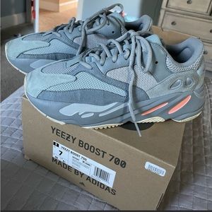 yezzy 700